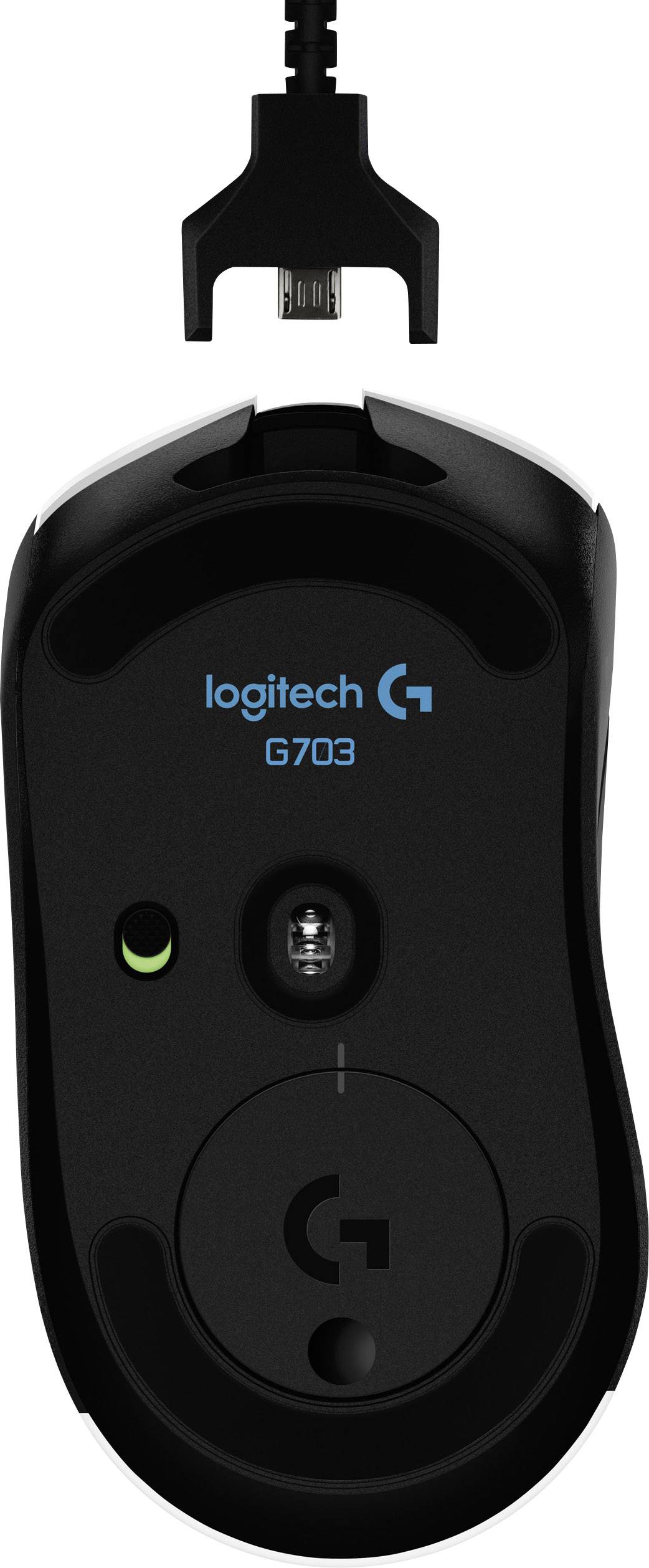 Černá herní myš pohledem zdola, viditelná značka a model 'Logitech G703', nahoře odpojitelný nabíjecí kabel.
