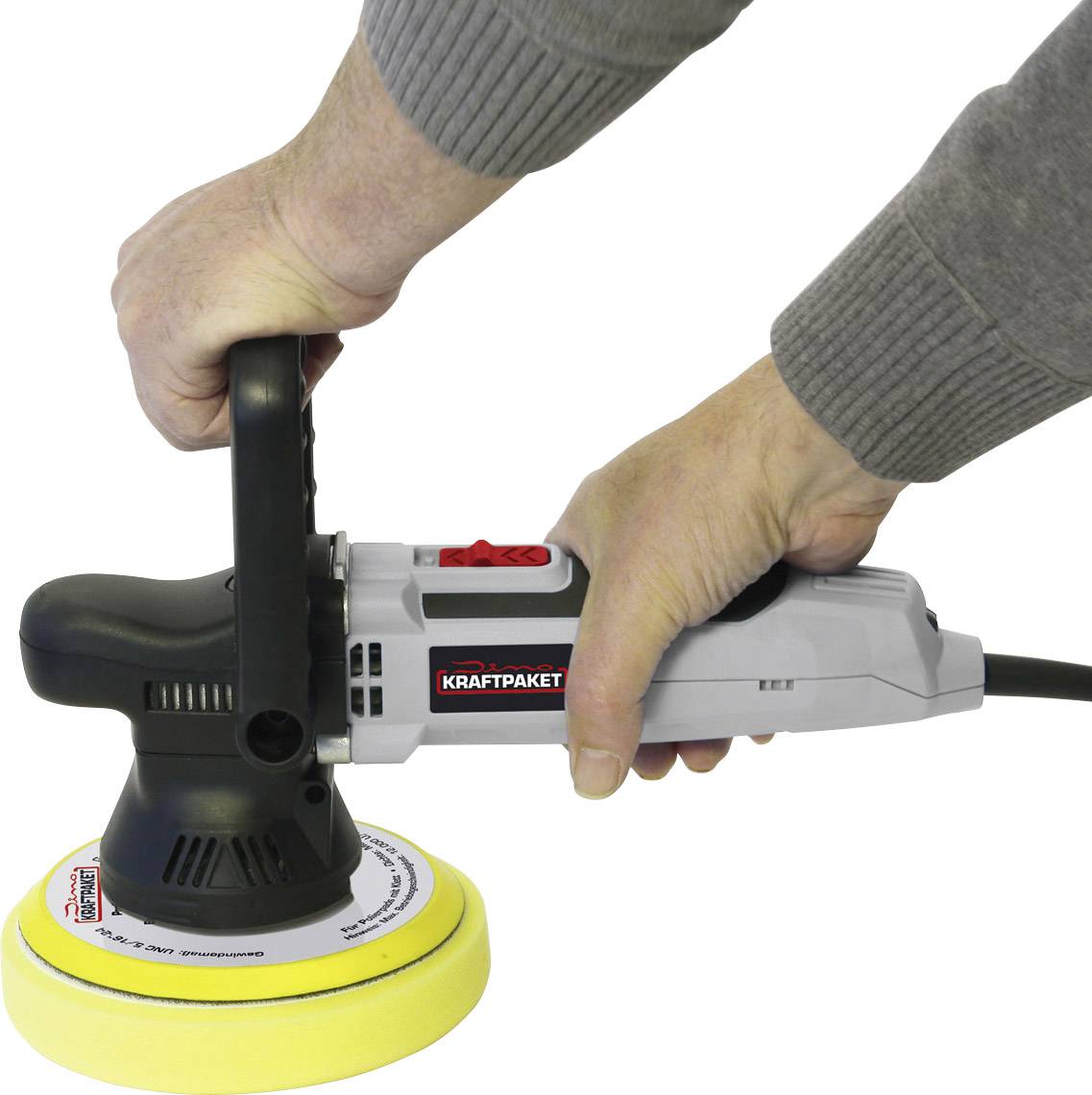 Osoba drží elektrickou leštičku s žlutým lešticím kotoučem, připravena k použití na povrchu.