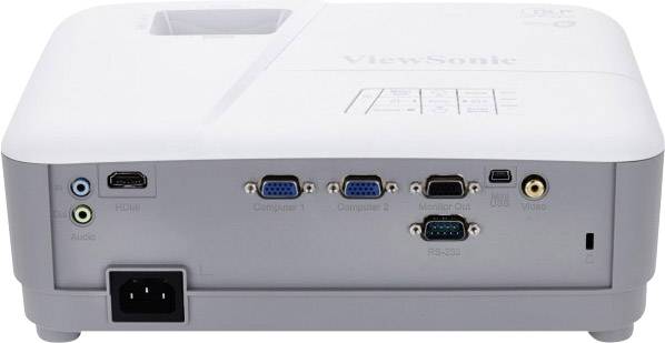 Zadní pohled na projektor s několika připojovacími porty, včetně HDMI, VGA a audia. Název značky viditelný na horní straně přístroje.