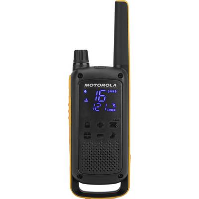 Černá vysílačka značky Motorola s oranžovým okrajem. Na modrém digitálním displeji zobrazuje kanál 16 a stav baterie.