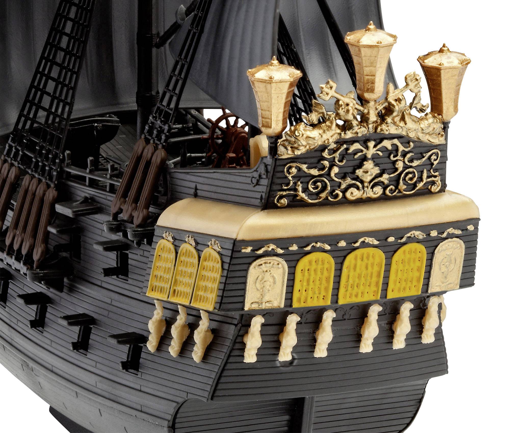 Model historické plachetnice s detailně zpracovanou zádí, ozdobenou zlatými ornamenty, lucernami a sochami.