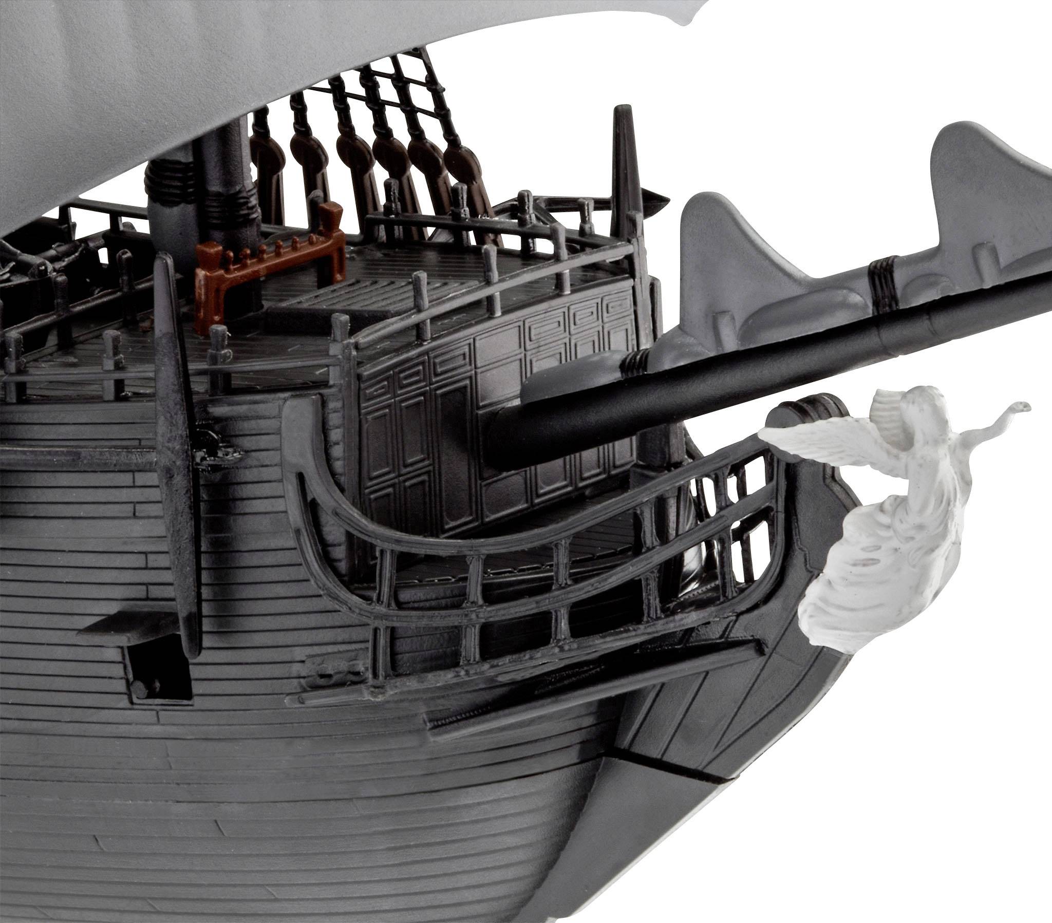 Velký model historické plachetnice v černé barvě s bílými plachtami. Na přídi je připevněna bílá andělská soška.
