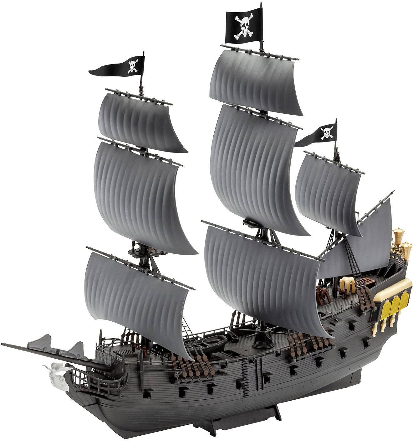 Černý model pirátské lodi se třemi stožáry a černobílými vlajkami s motivem lebky.