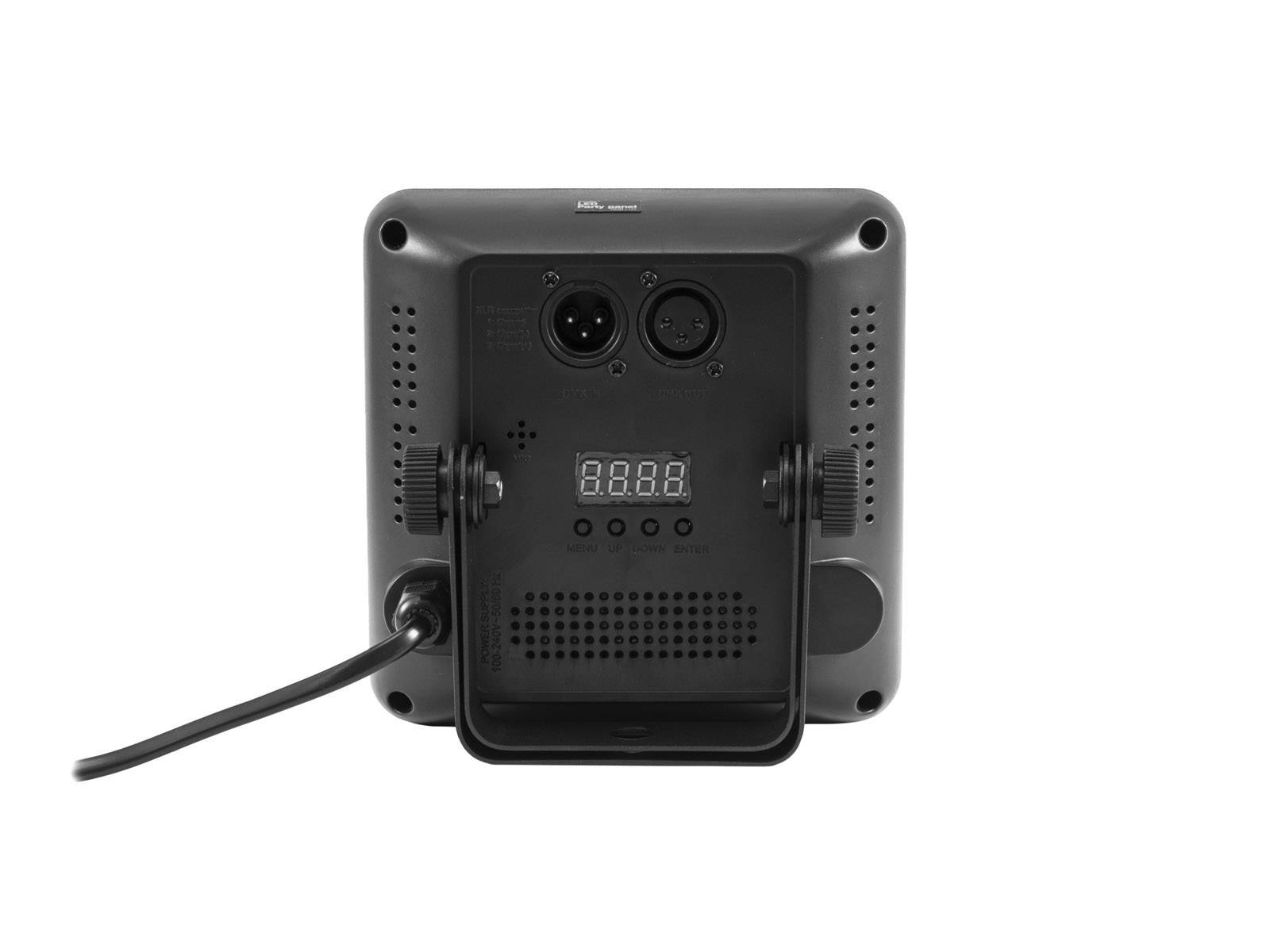 Zadní strana elektronického zařízení s elektrickými zásuvkami, displejem a kabelem.