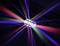 Světelný efekt s červenými, modrými a zelenými zářícími laserovými paprsky, které se šíří z centrálního bodu různými směry.