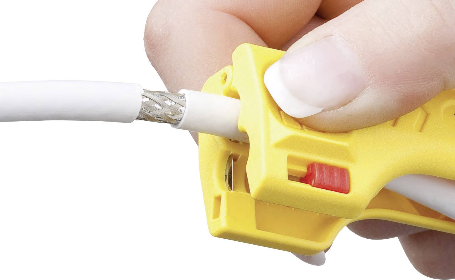 Detailní záběr ruky, která používá žlutý odizolovací nástroj k odstranění izolace z bílého kabelu.