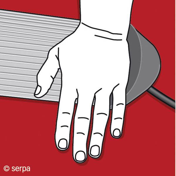 Nakreslená ruka tiskne na pedál, následovaná červeným pozadím, což znázorňuje mechanickou nebo tematickou akci.