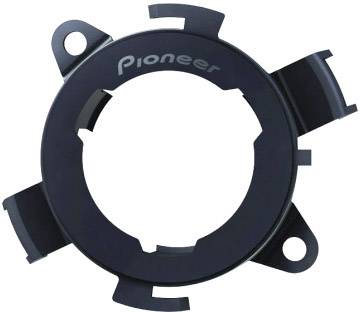 Černý kruhový držák s názvem značky 'Pioneer'. Obsahuje výřezy a montážní otvory, pravděpodobně pro elektronickou montáž.