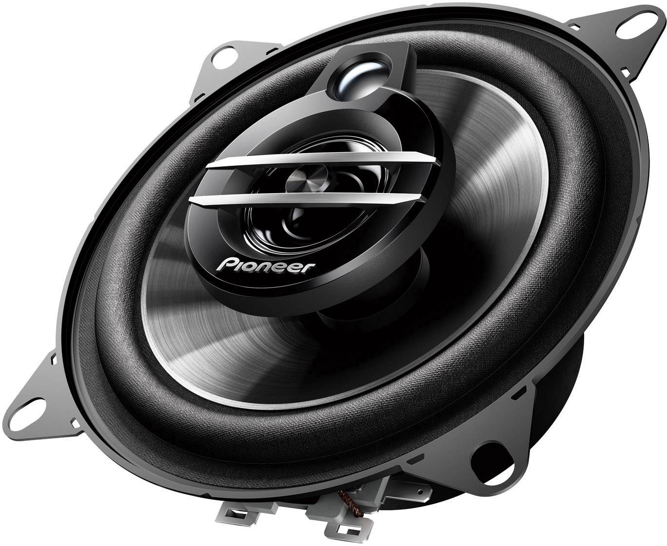 Černý reproduktor Pioneer se stříbrným kroužkem a otevřenou membránou, vhodný pro audio přehrávání v automobilech nebo vnitřních prostorách.