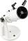 Bílý teleskop na otočné základně, vhodný pro amatérskou astronomii, pohled z boku.