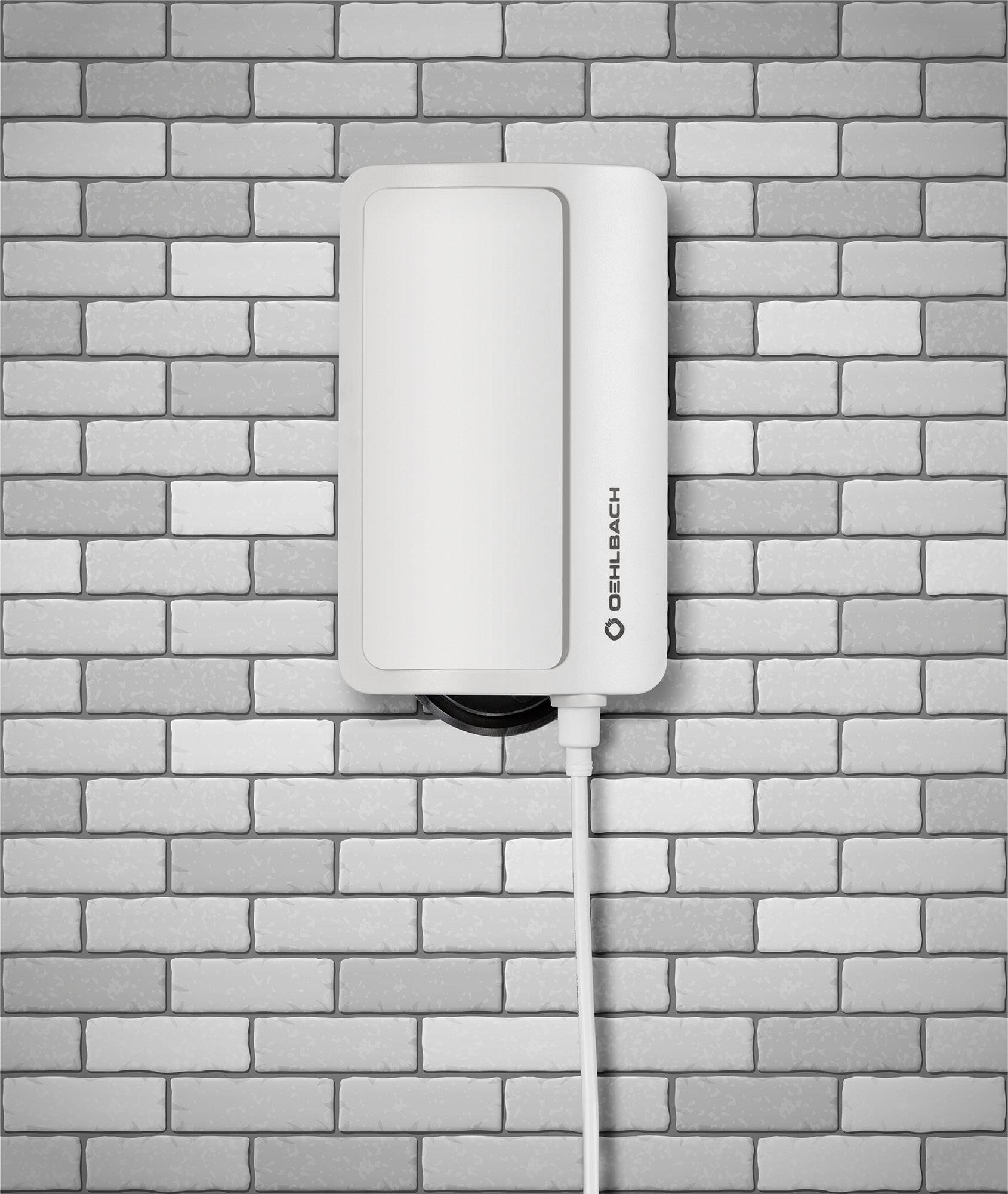 Elektrické zařízení je připevněno na bílo-šedé cihlové zdi. Kabel vede od zařízení dolů.