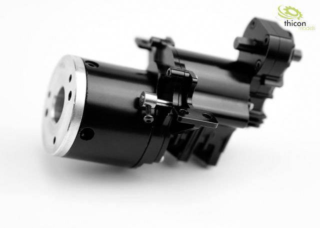 Černý modelový motor se stříbrným okrajem, zobrazený z boku. Obsahuje logo 'thicon models' v pravém horním rohu.