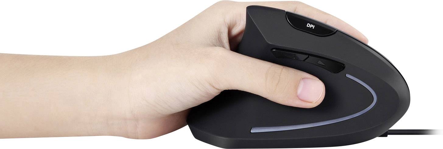 Ruka drží vertikální ergonomickou počítačovou myš, která ukazuje tlačítka pro lepší pohodlí a ergonomickou polohu zápěstí.