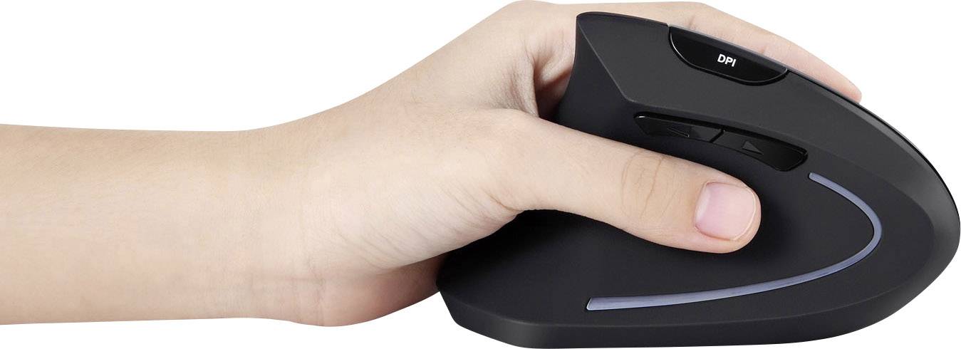 Ruka drží ergonomickou vertikální počítačovou myš, což napomáhá pohodlnému držení ruky.