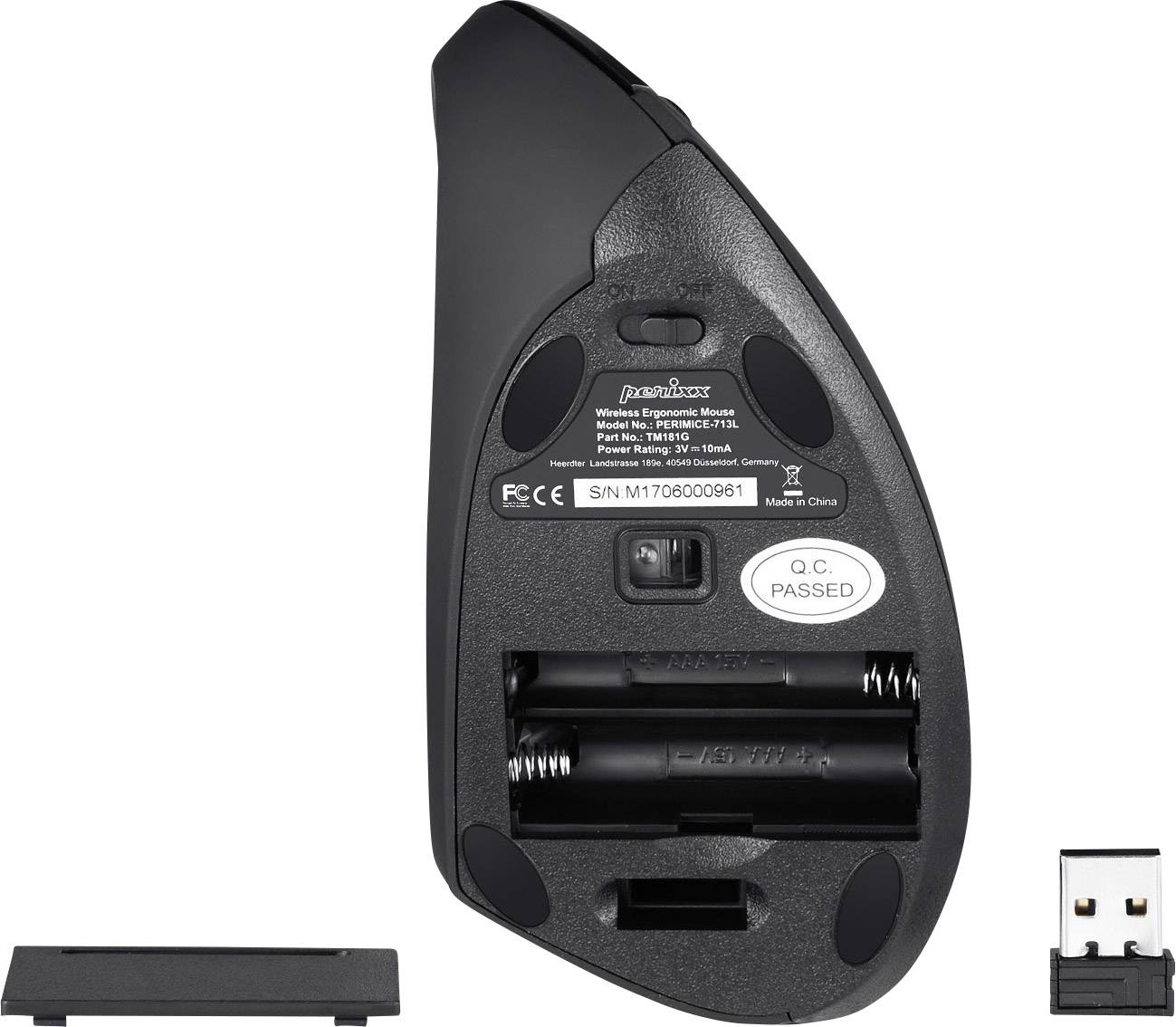 Spodní strana ergonomické myši ukazuje sejmuté víčko bateriového prostoru, samotný prostor pro baterie a vedle něj USB přijímač.