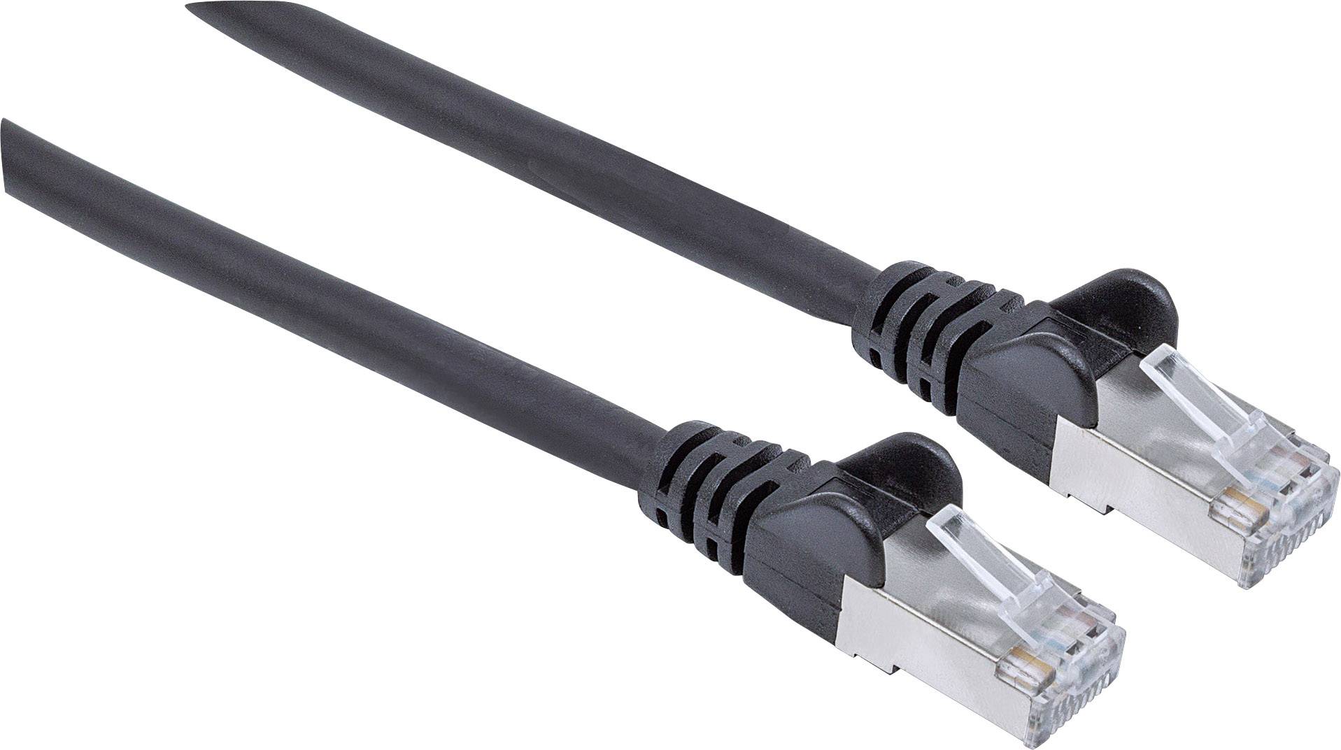 Dva černé ethernetové kabely s konektory RJ45 na bílém pozadí, typické pro síťová připojení.