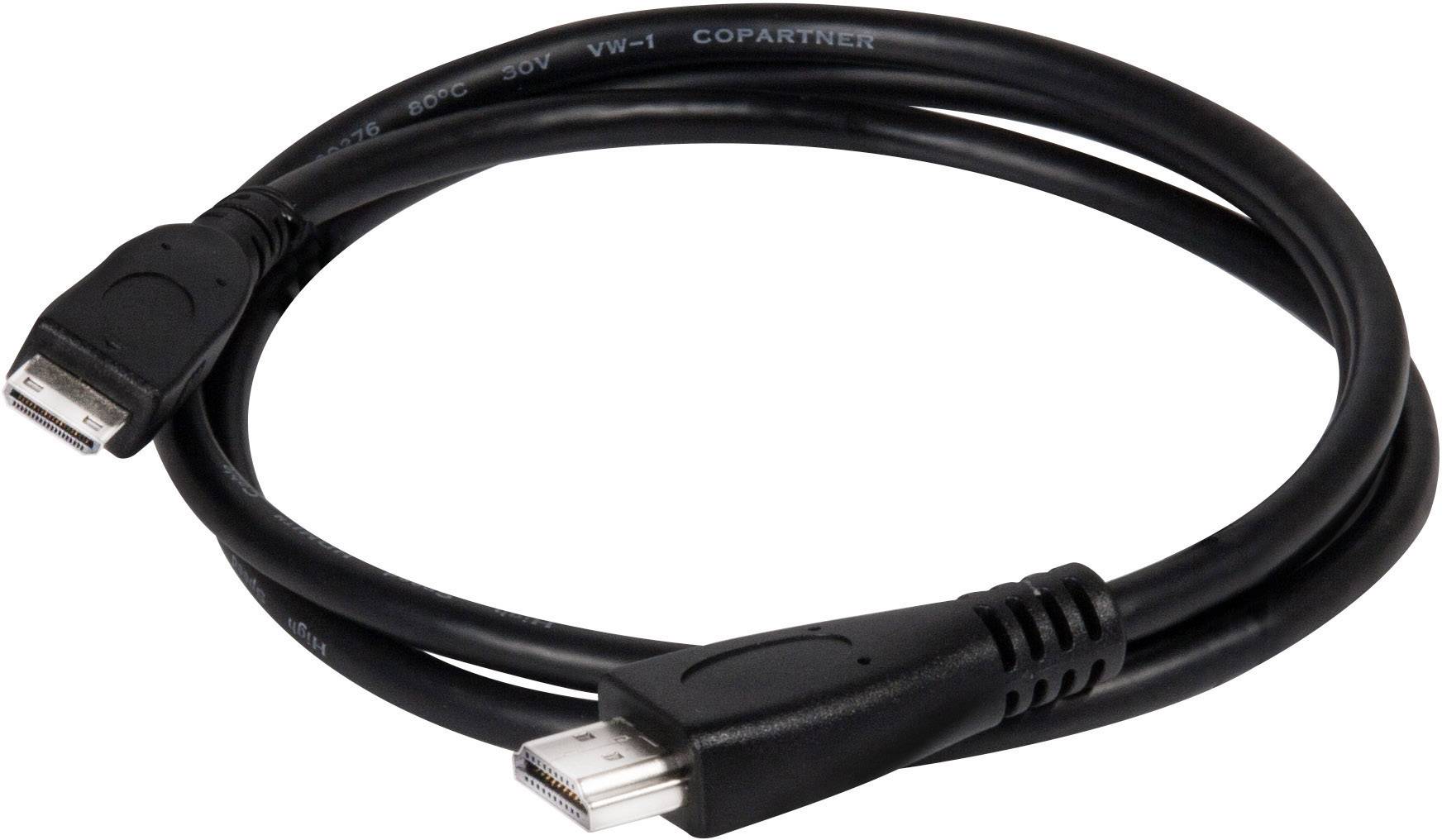 Černý HDMI kabel dlouhý přibližně jeden metr, se dvěma konektory na koncích, leží stočený na bílém povrchu.