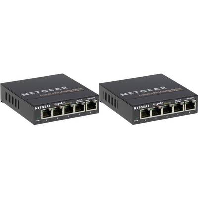 Dva černé síťové switche značky 'Netgear', každý s pěti ethernetovými porty, stojí vedle sebe.