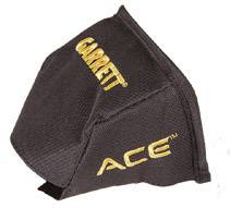 Černý kryt se zlatým nápisem 'Garrett' a 'ACE', pravděpodobně pro metaldetector, poskytuje ochranu a branding.