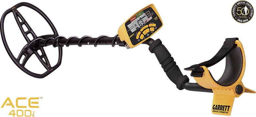 Kovový detektor ACE 400i od Garrett, s digitálním displejem a držákem na paži. Ideální pro vyhledávání kovových předmětů v zemi. Logo značky v pravém horním rohu.