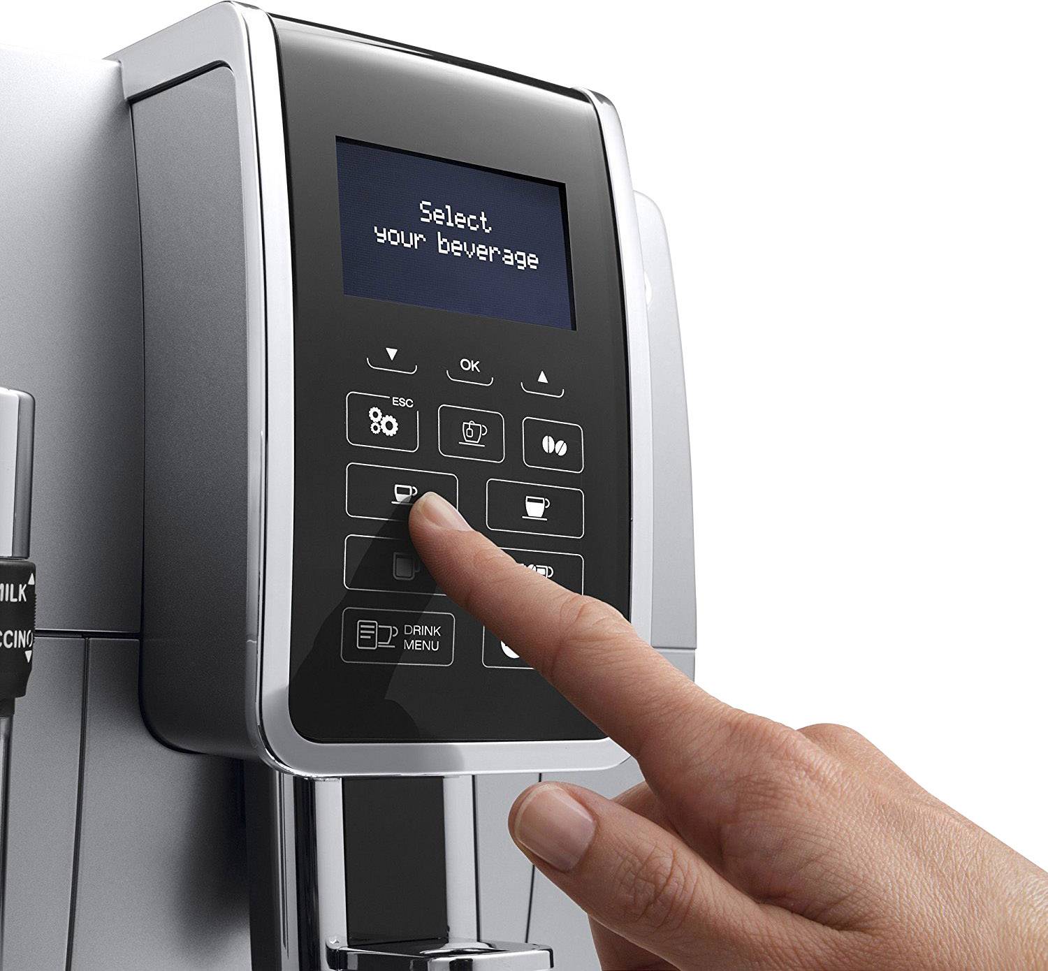 Ruka vybírá nápoj na moderním plně automatickém kávovaru s digitálním displejem a různými možnostmi výběru.