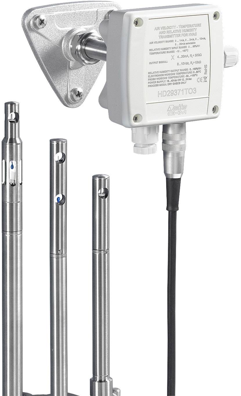 Průmyslový anemometr se třemi sondami a obdélníkovým pouzdrem pro měření rychlosti vzduchu. Kabel propojuje zařízení.
