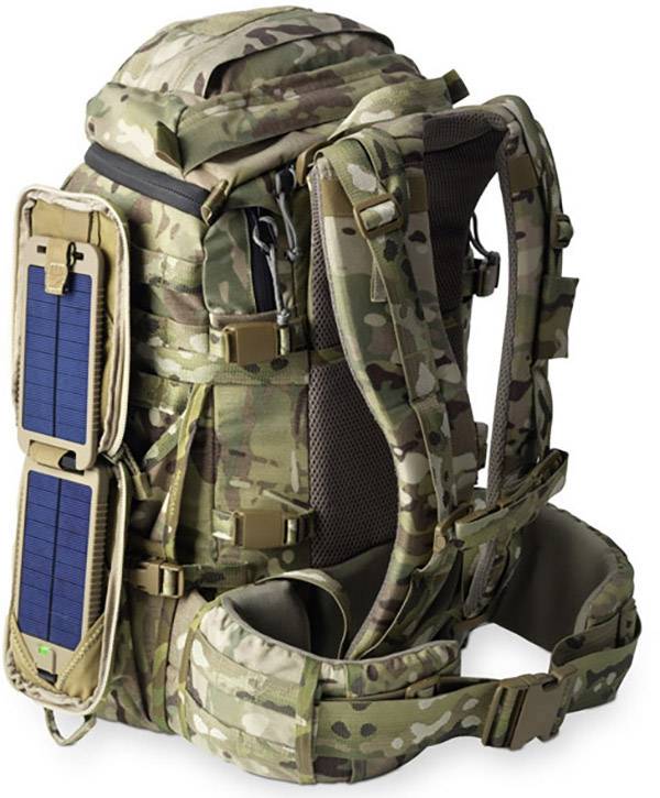 Maskáčový batoh se solárním nabíječem po straně, vhodný pro outdoorové aktivity a získávání energie během cesty.