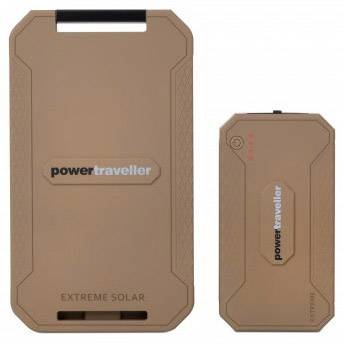 Dva hnědé solární nabíječe a powerbanka od značky Powertraveller; vlevo větší solární panel, vpravo menší akumulátorová baterie s LED displejem.