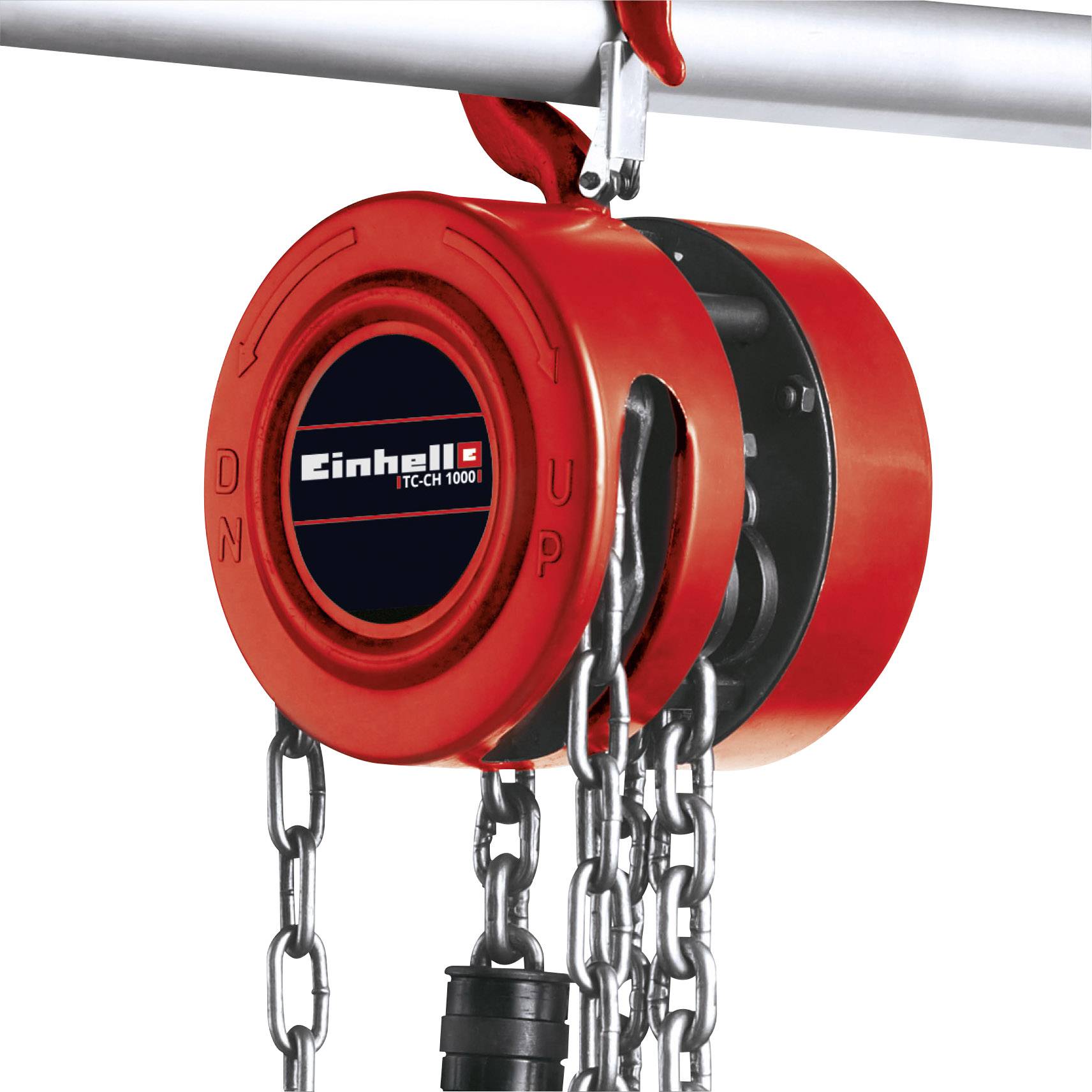 Červený mechanický řetězový kladkostroj připevněný k kovové tyči, s řetězy určenými pro zvedání těžkých nákladů.