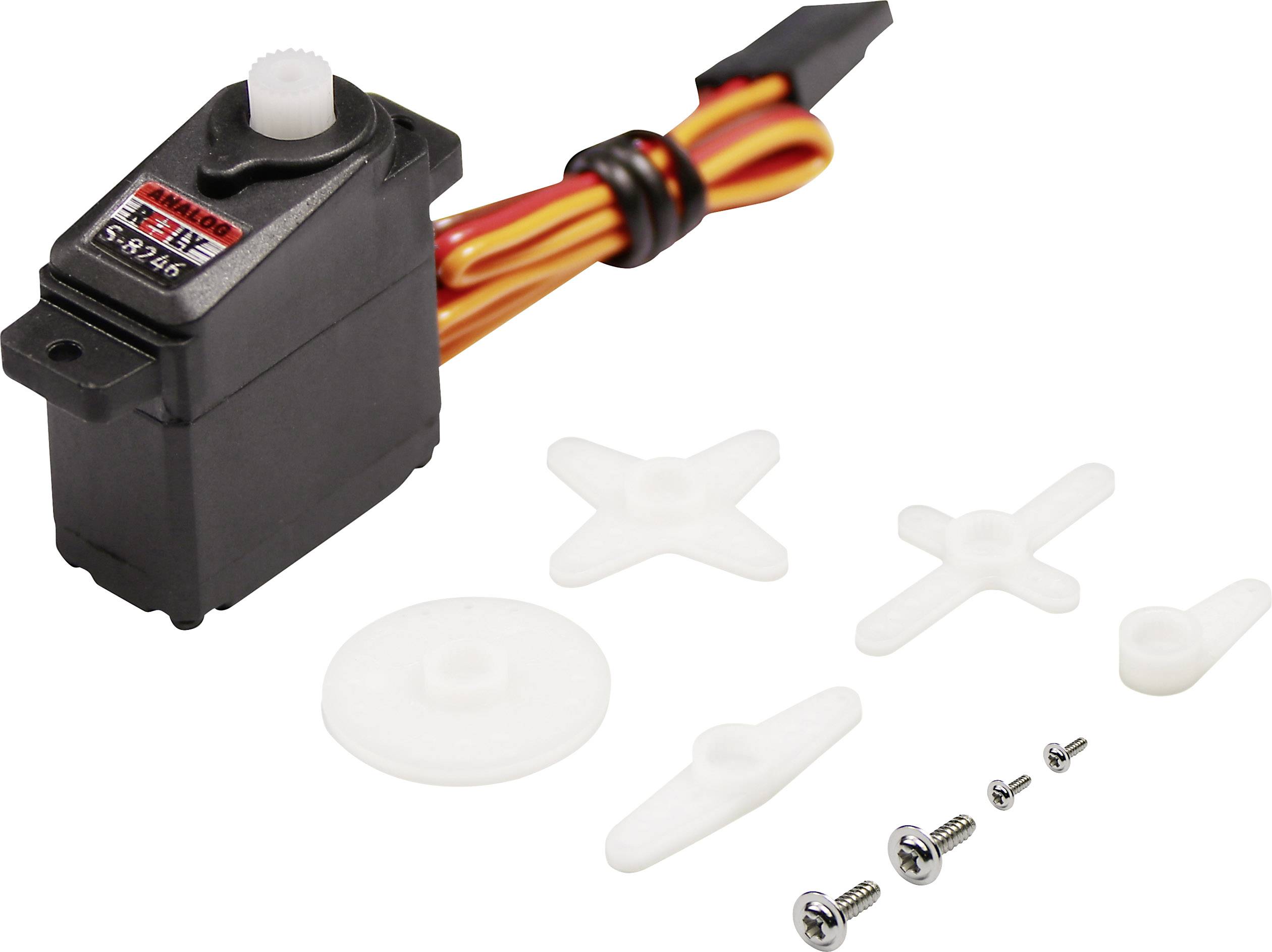 Malý černý servomotor s připojenými kabely. Vedle něj leží různé bílé plastové nástavce a šrouby.