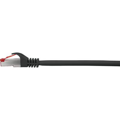 Ethernetový kabel s černým vnějším pláštěm a stříbrným a červeným konektorem v detailním záběru.