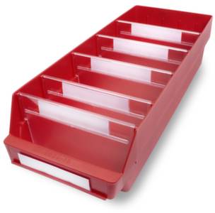 Červený úložný box s pěti samostatnými přihrádkami a průhledným štítkem na přední straně.