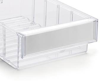 Průhledný plastový box s přihrádkami, vhodný pro ukládání malých předmětů nebo potravin v ledničce.
