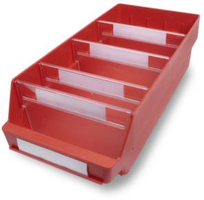 Červený úložný box z plastu s průhlednými přepážkami a štítkovým polem vpředu, určený pro organizované ukládání drobných předmětů.