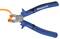 Modrý boční štípací kleště značky 'MATADOR' stříhají žluté elektrické vedení. Vhodné pro přesné přestřižení elektrických vodičů.
