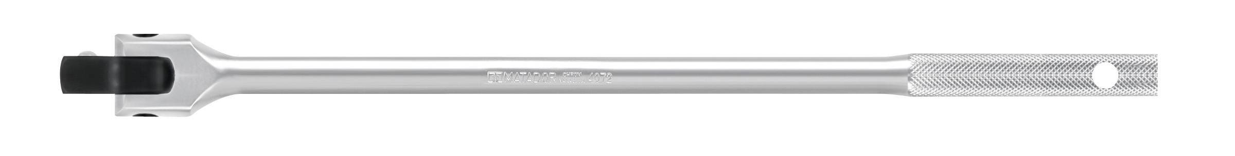 Kovový klíč s dlouhou rukojetí a vroubkovaným povrchem pro lepší úchop, zjevně nástroj pro mechanické práce.