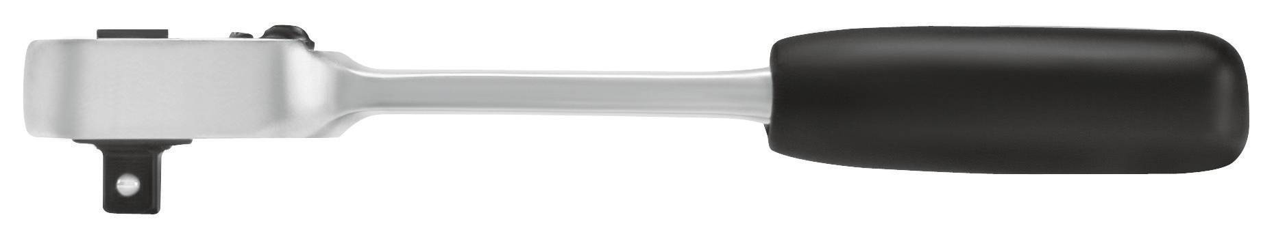 Ráčna s dlouhou rukojetí, stříbrnou hlavou a černou ergonomickou rukojetí, umístěná horizontálně.