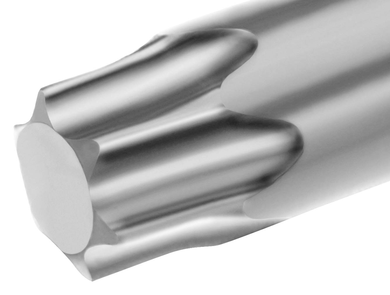 Fréza s nepravidelným obrysem pro obrábění, lesklý kovový povrch, pohled na břit z bezprostřední blízkosti.