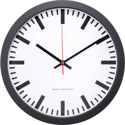 Analogové nástěnné hodiny s černým pouzdrem a bílým ciferníkem ukazují 10:10. Hodiny mají červenou sekundovou ručku.