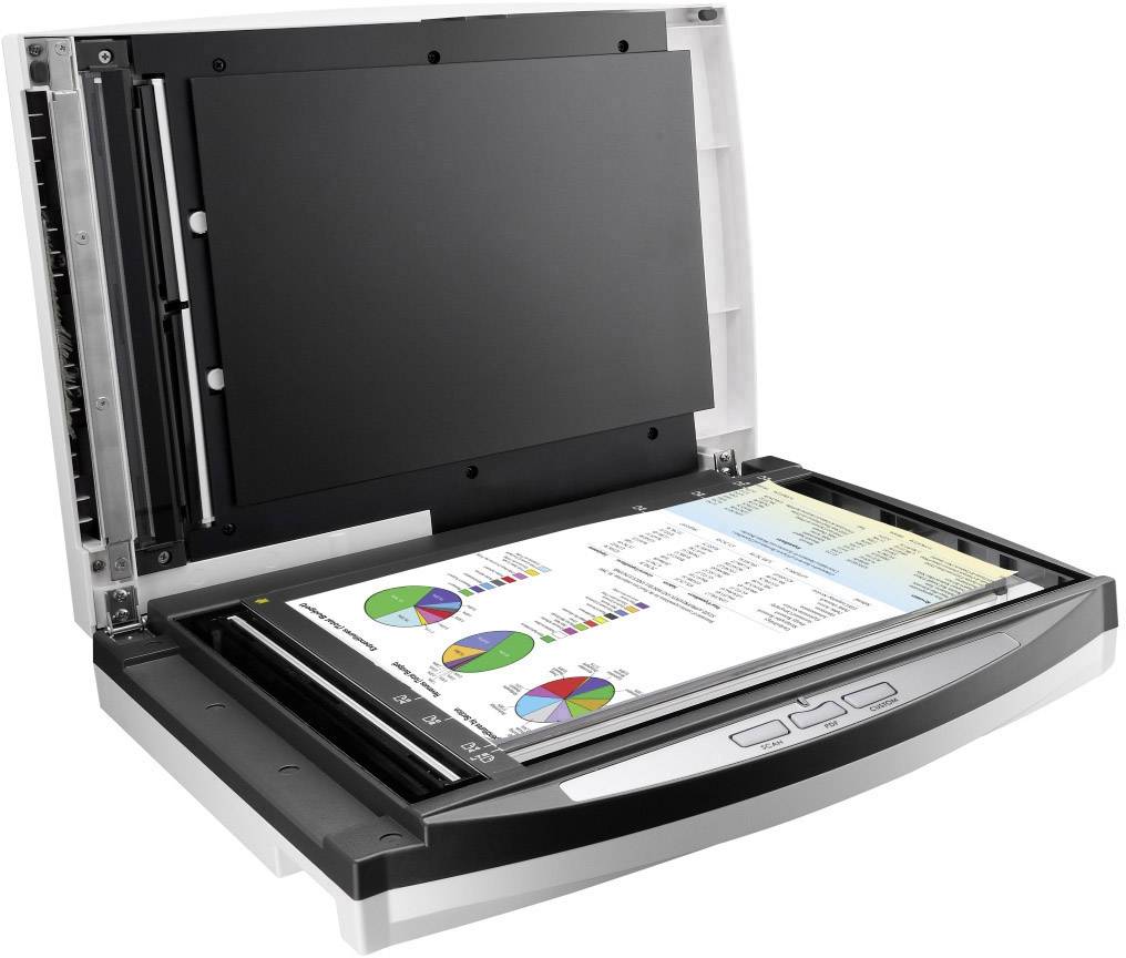 Otevřený scanner, na kterém leží dokument s barevnými diagramy a tabulkami, připravený k digitalizaci.