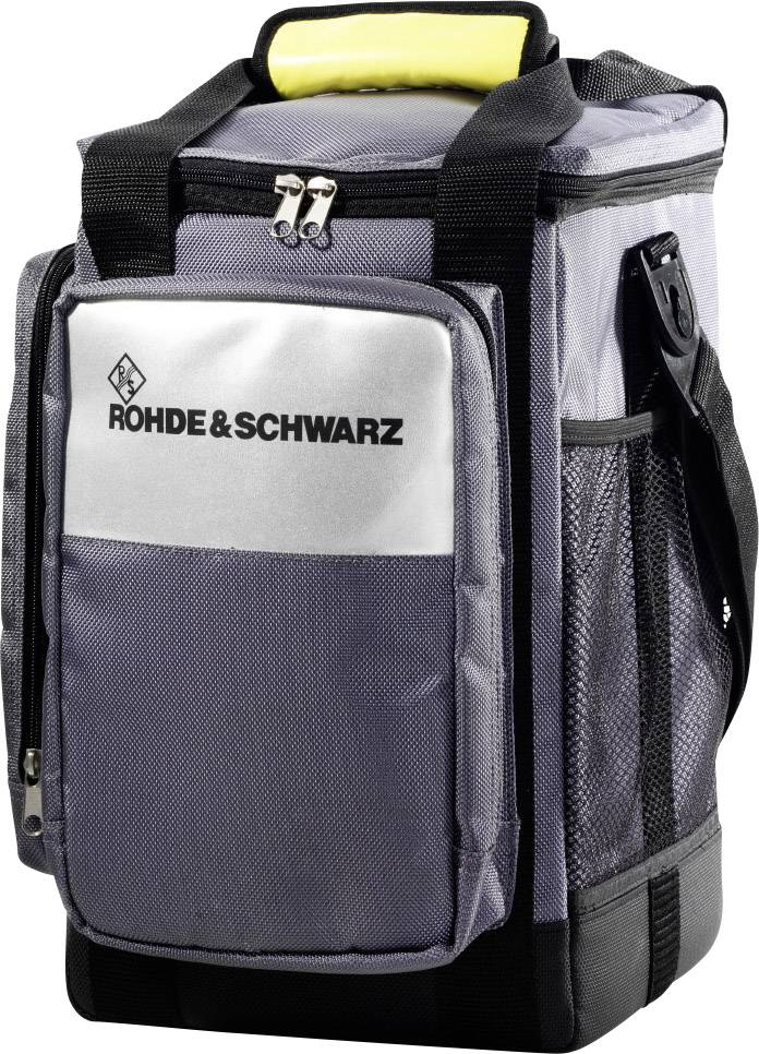 Šedý batoh s černou rukojetí, předním kapsou a logem 'ROHDE & SCHWARZ' na přední straně.