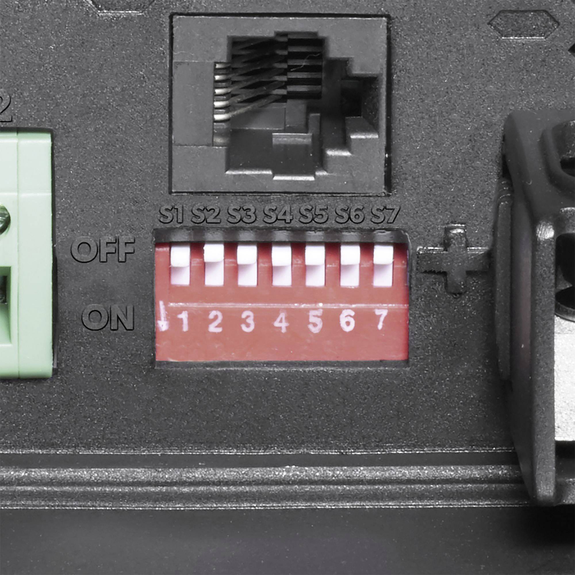 Černý sekční panel přístroje s ethernetovým připojením, zelený svorkovnicový blok, červený DIP přepínač s osmi přepínači, čísla 1 až 8.