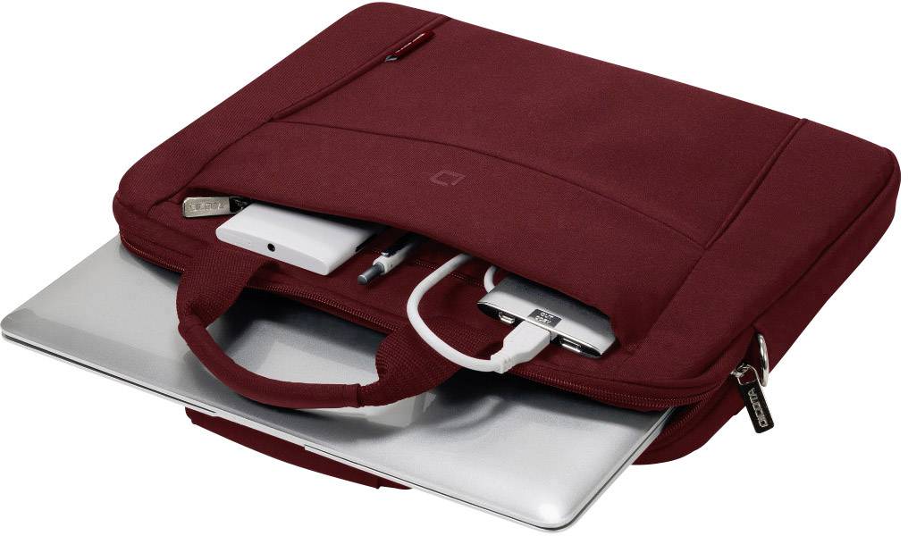Červená taška na notebook s otevřeným zipem odhaluje notebook, nabíjecí kabel a USB zařízení uvnitř.