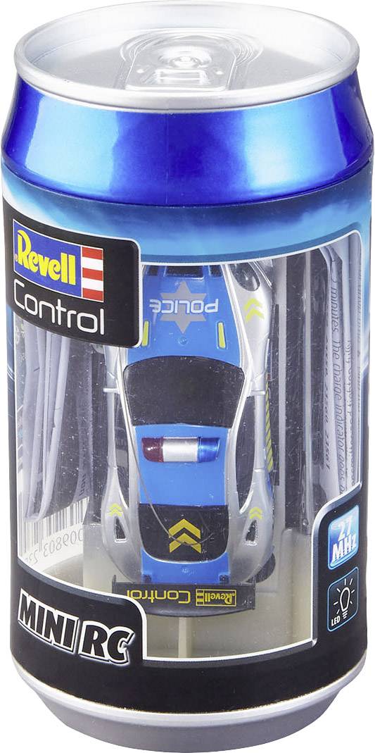 Model hračkářského závodního auta, zabalený v modré nápojové plechovce. Auto má policejní design a je od značky Revell.