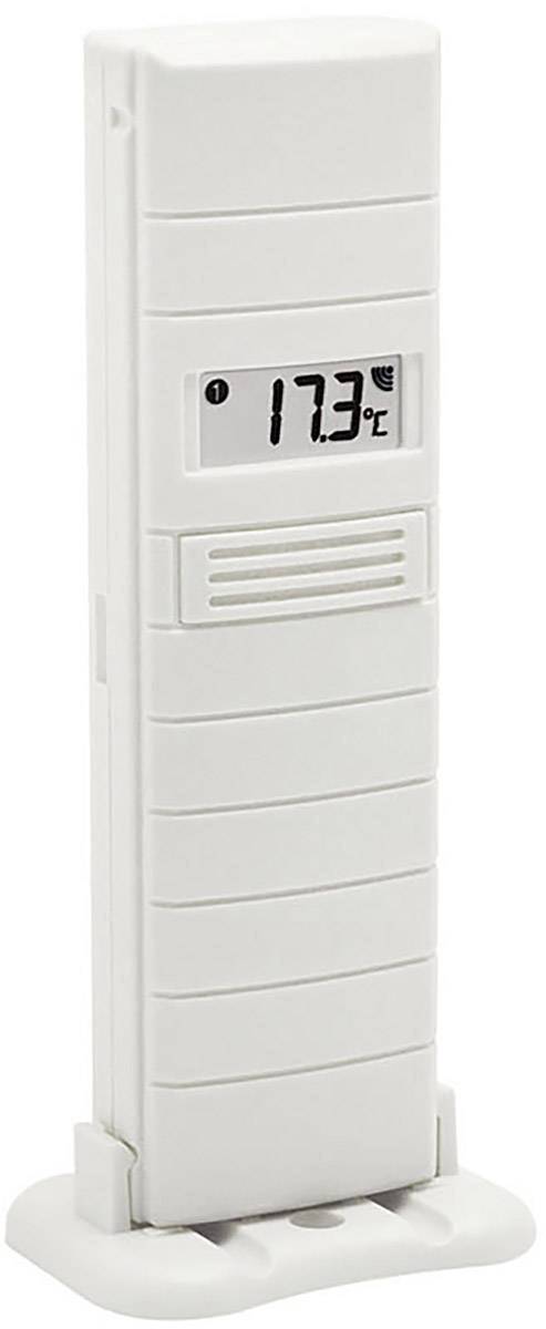 Digitální teploměr ukazuje '17,3°C'. Zařízení je protáhlé, bílé a stojí na podstavci. Měří teplotu v místnosti.