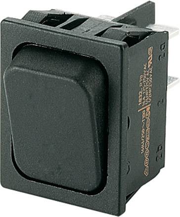 Černý výklopný přepínač s několika vstupy, vhodný pro ovládání elektrických zařízení.