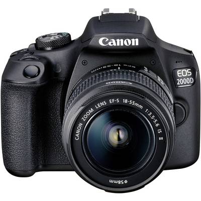Černý fotoaparát Canon EOS 2000D DSLR s zoomovým objektivem EF-S 18-55 mm. Je zobrazen čelním pohledem.