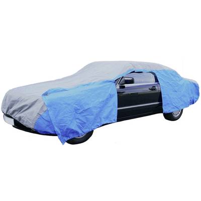 Auto chráněné poloprůhledným modrým krytem stojí na parkovišti.