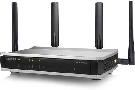 Černý Wi-Fi router se čtyřmi anténami, umístěný na povrchu. Přední strana zobrazuje několik stavových indikátorů.