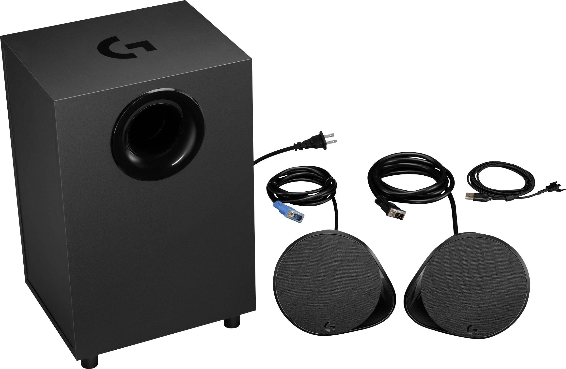 Černý subwoofer vlevo vedle dvou kulatých reproduktorů; všechny propojené kabely. Sestava pro přehrávání zvuku u počítače.